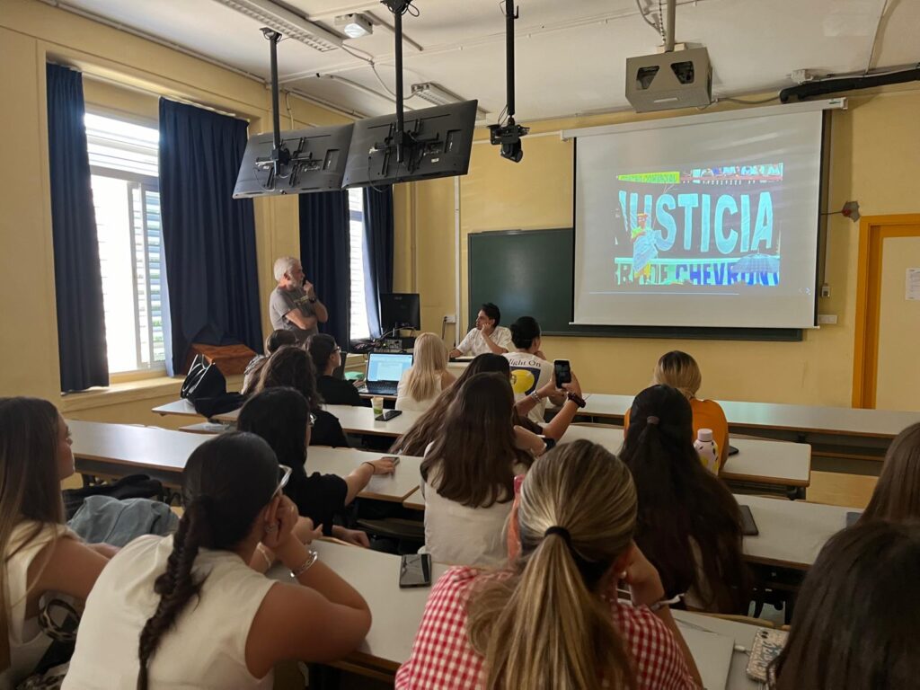 presentación de la campaña salud, justicia y reparación por parte de Manuel Ocon de APY Solidaridad en Accion en la Universidad Pablo de Olavide de Sevilla