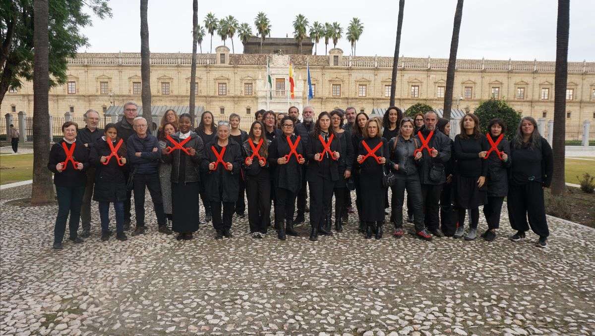 Integrantes de ONGD de Andalucía se manifiestan con tijeras para denunciar los cortes que viene ejecutando la Junta de Andalucía para los proyectos de cooperación y desarrollo