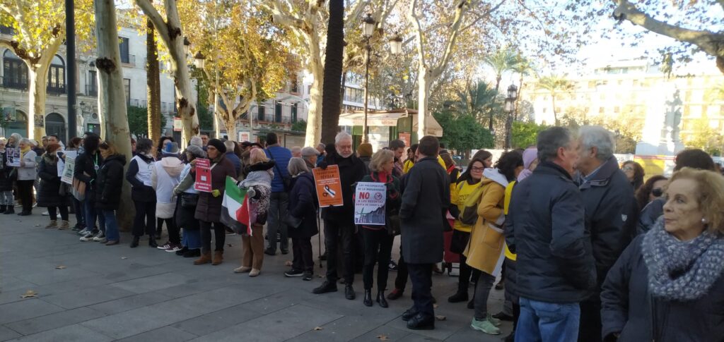 Organizaciones sociales se manifiestan en el Ayuntamiento de Sevilla contra los recortes en derechos sociales impulsados por PP y Vox