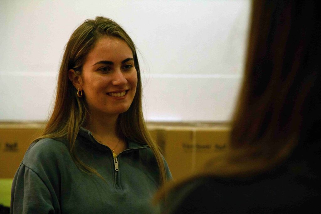 Comunidad educativa participando en el proyecto "Dicen que exageramos" para combatir la reacción machista en el IES Pablo Picasso de Sevilla.