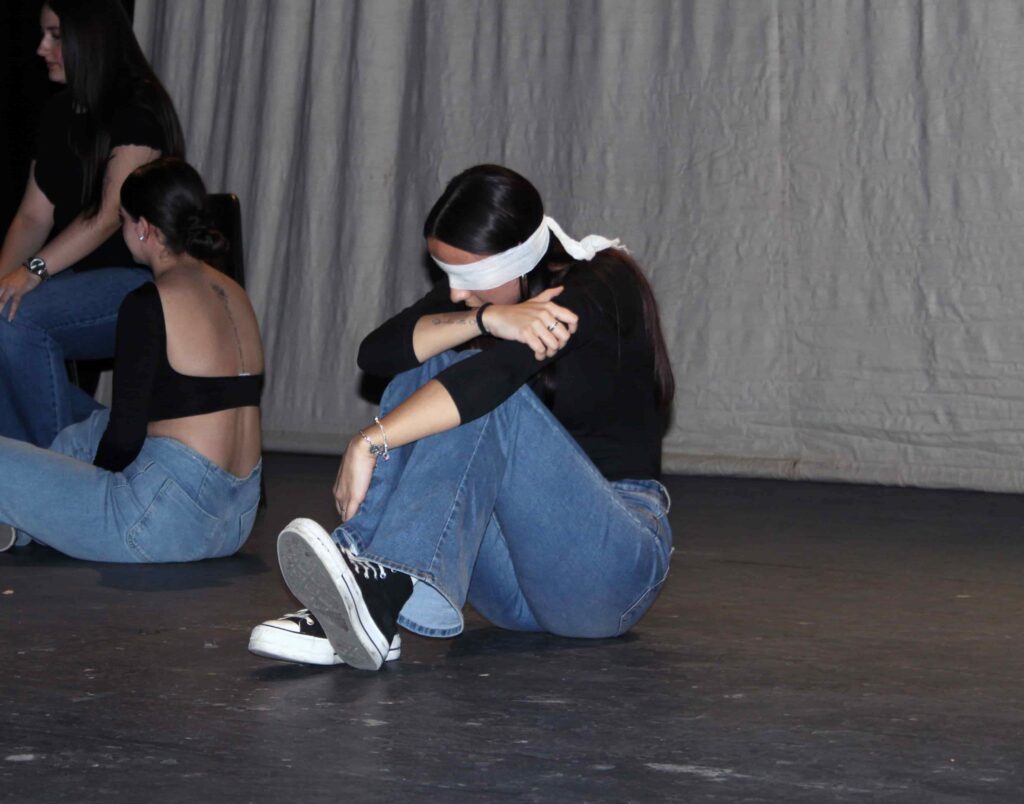 Presentación teatral del proyecto para combatir la reacción machista denominado dicen que exageramos, desarrollada con alumnado del IES Pablo Picasso de Sevilla