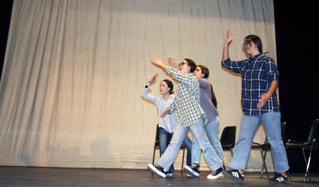 Ensayo de teatro dicen que exageramos fundacion apy